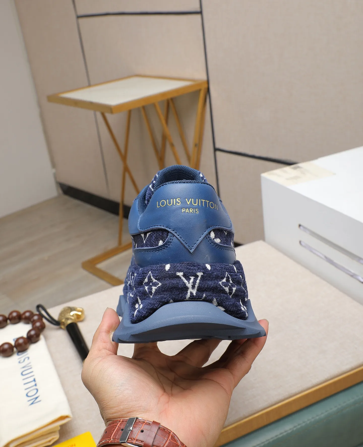 Men's shoes 💰600 LV are novel and fashionable, and the uppers are made of imported cowhide + LV special materials! Super trendy design! It’s eye-catching! The leather is soft, delicate, shiny and translucent, showing the ultimate in pure handcraftsmanship, and the mesh is soft, comfortable and breathable! Size: 39-44 (38 45 customized)